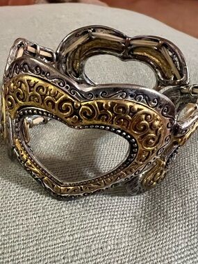 Ornate Brasstone Silvertone Heart
Stretch Bracelet